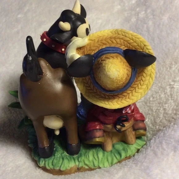 ❤️ Still Available🌟 Disney Mickey Mouse Cow Figurine🌟 - Picture 5 of 10